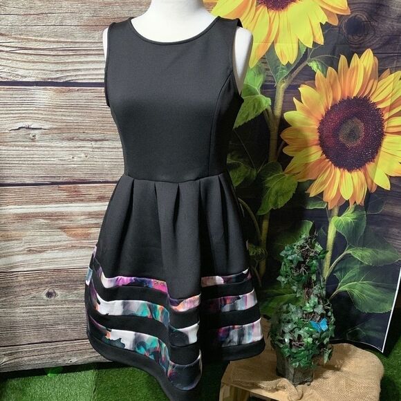 Apt. 9 Dresses & Skirts - APT 9 BORDER STRIPE DRESS WITH FLOWERS SIZE Medium